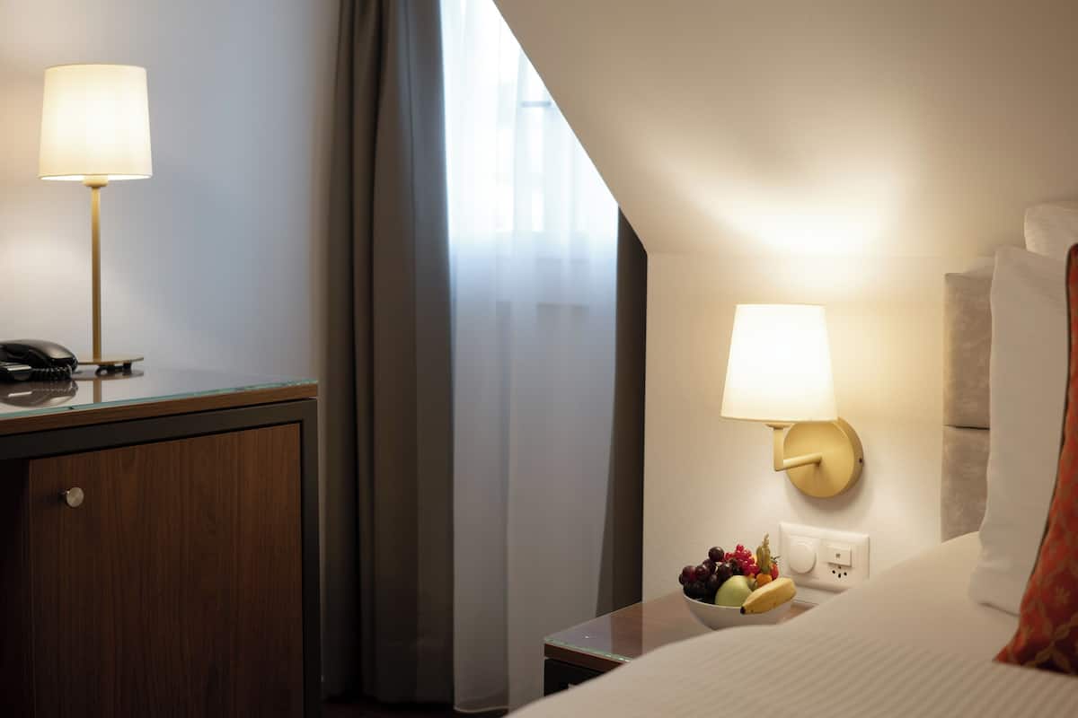 Coffres-forts dans les chambres, bureau, rideaux occultants