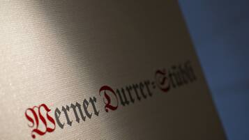 Primer plano de una tela con el texto 'Werner Duttner'.