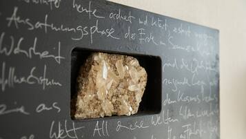 Una pizarra con notas escritas a mano y una pequeña ventana que muestra una muestra mineral.