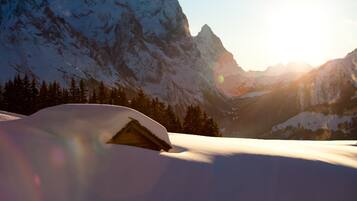 Un paysage de montagne enneigé avec une cabane.