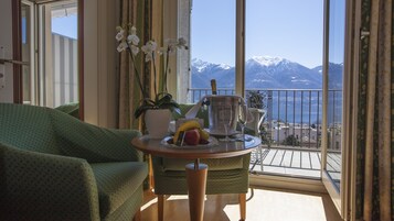 Double Room, Lake View | Living area