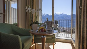 Double Room, Lake View | Living area
