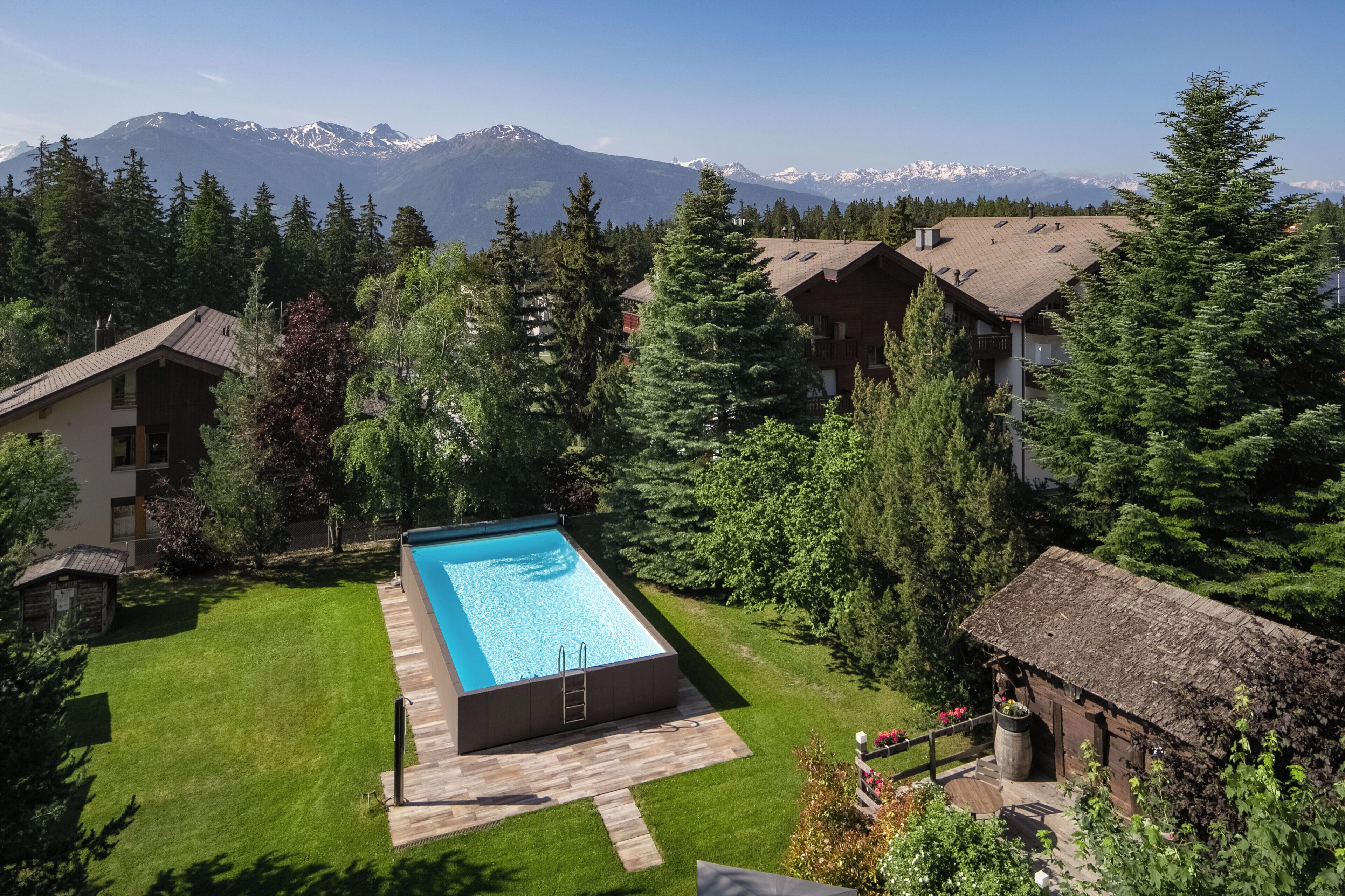 室外游泳池，池畔遮阳伞，日光浴躺椅