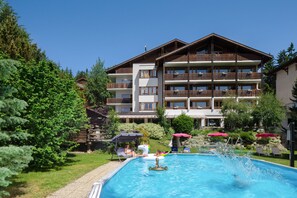 Außenpool, Sonnenschirme, Liegestühle