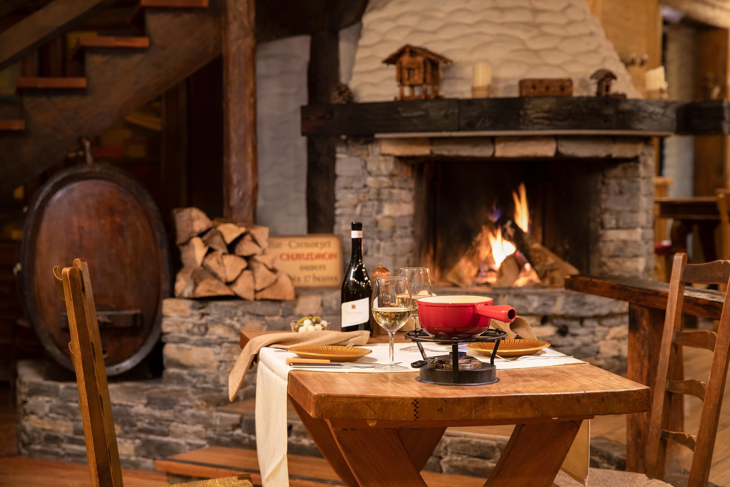 lunch and dinner served, pool views