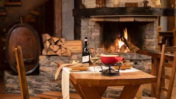 供应午餐和晚餐,泳池景观