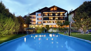 Outdoor pool, pool umbrellas, sun loungers