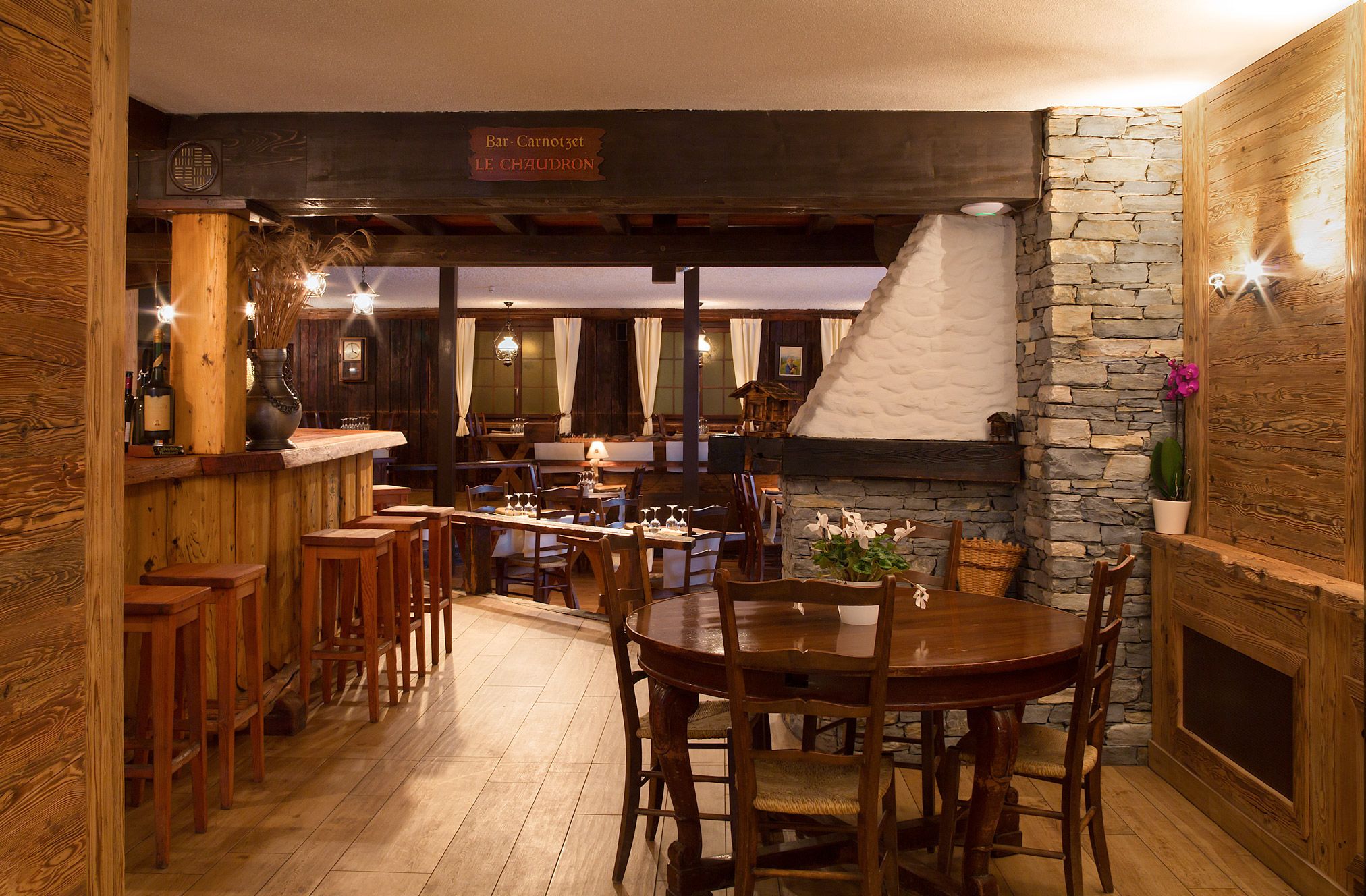 lunch and dinner served, pool views