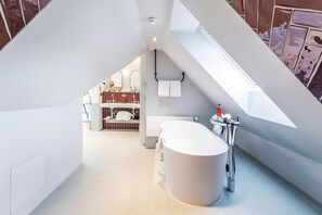 Douche, douche à « effet pluie », articles de toilette de luxe