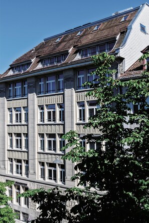 A multi-story building with a symmetrical facade, large windows, and a tiled roof. - Sorell Boutique-Hotel City Weissenstein St. Gallen (St. Gallen)
