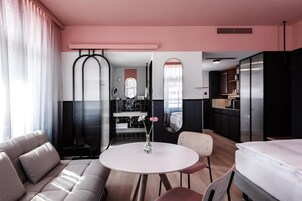 高档床上用品、迷你吧、客房内保险箱、隔音