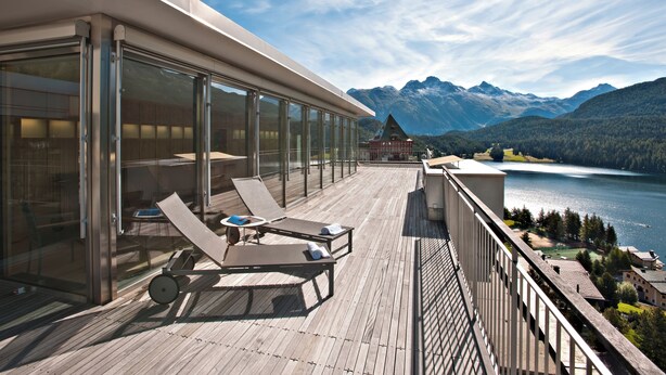 A balcony with sun loungers and a view of a lake and mountains. - Schweizerhof Swiss Quality Hotel (St. Moritz)