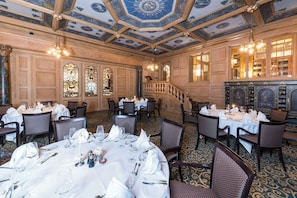 3 restaurants; breakfast, lunch, and dinner served