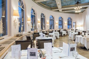 4 restaurants, serveren ontbijt