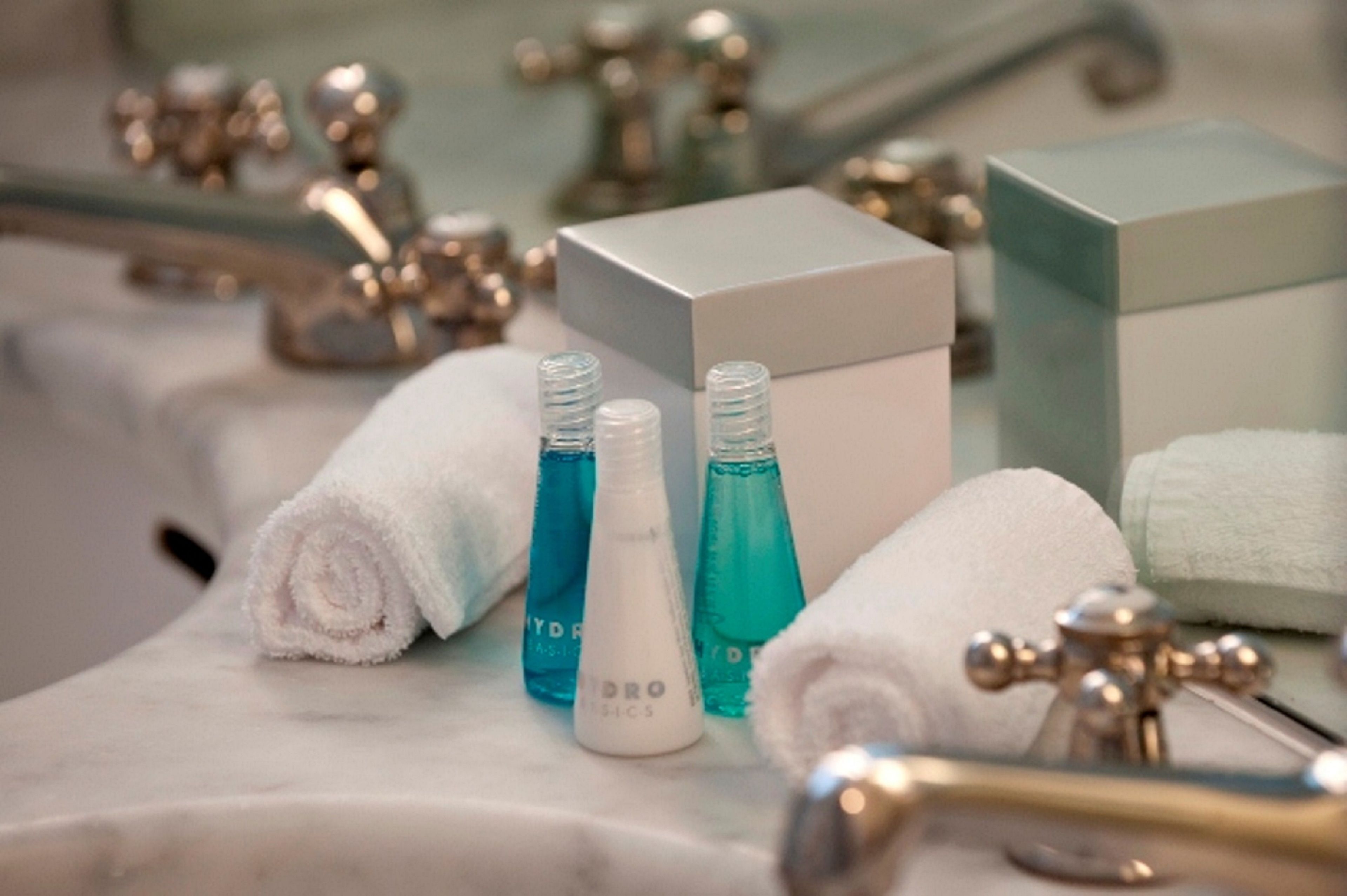 combined shower/bathtub, deep-soaking bathtub, free toiletries