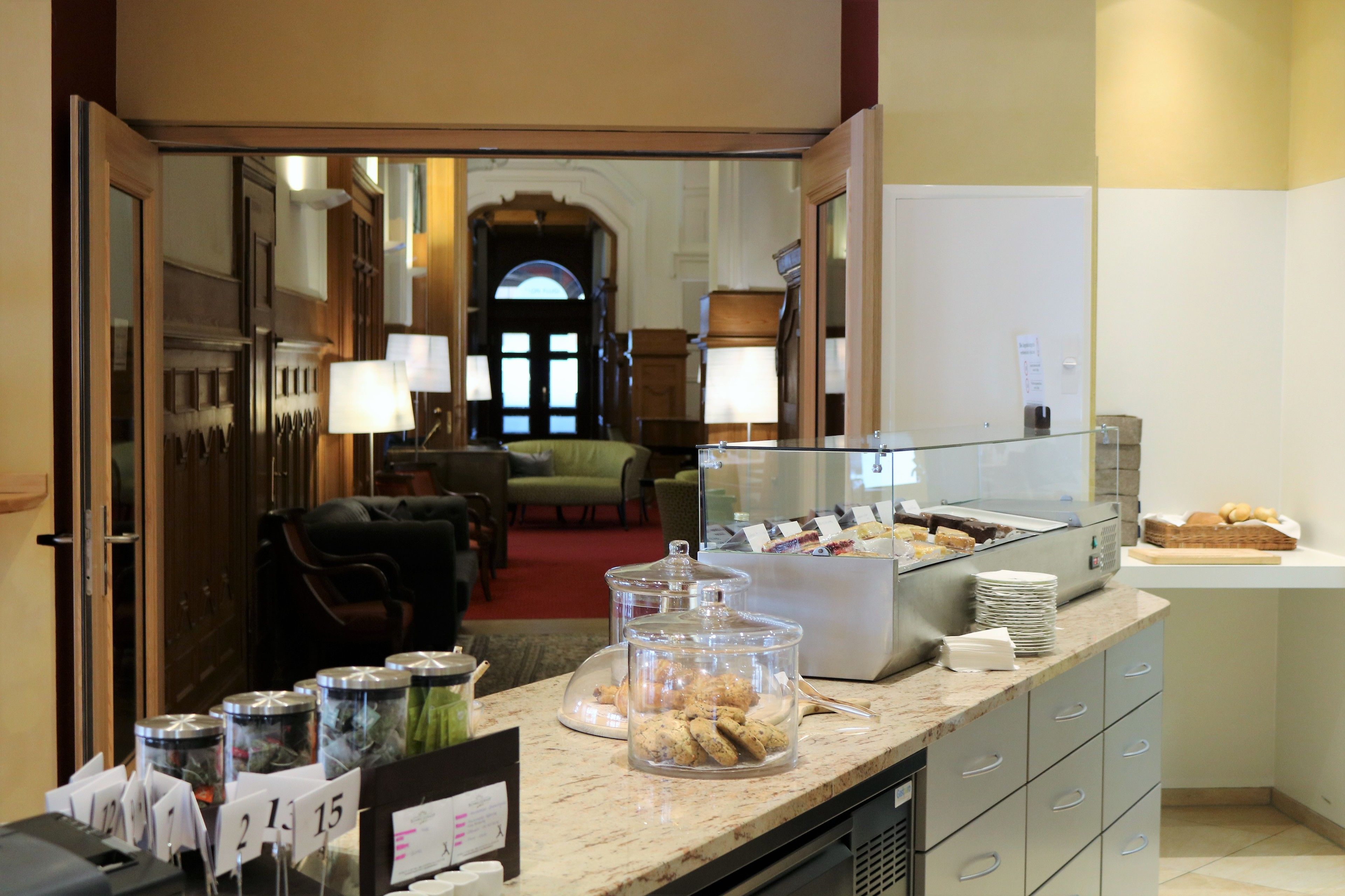 4 restaurants, breakfast served