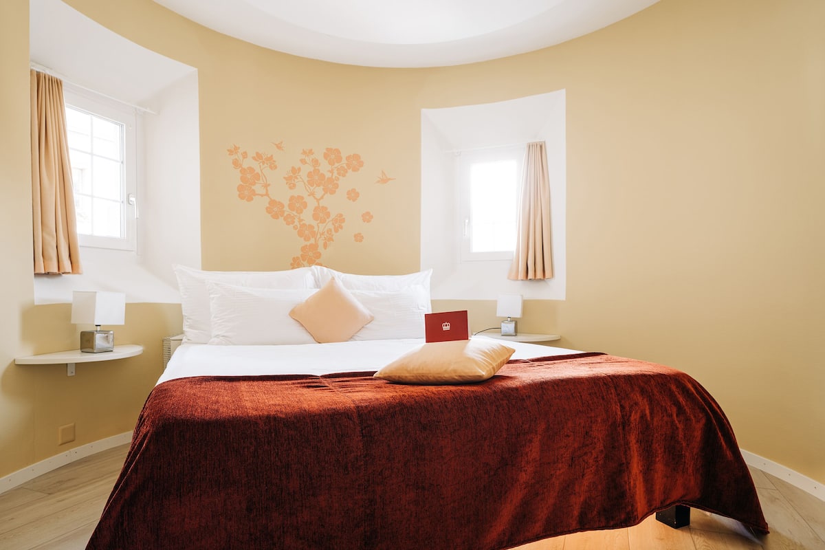 Junior Suite | In-room safe, desk, iron/ironing board, free WiFi