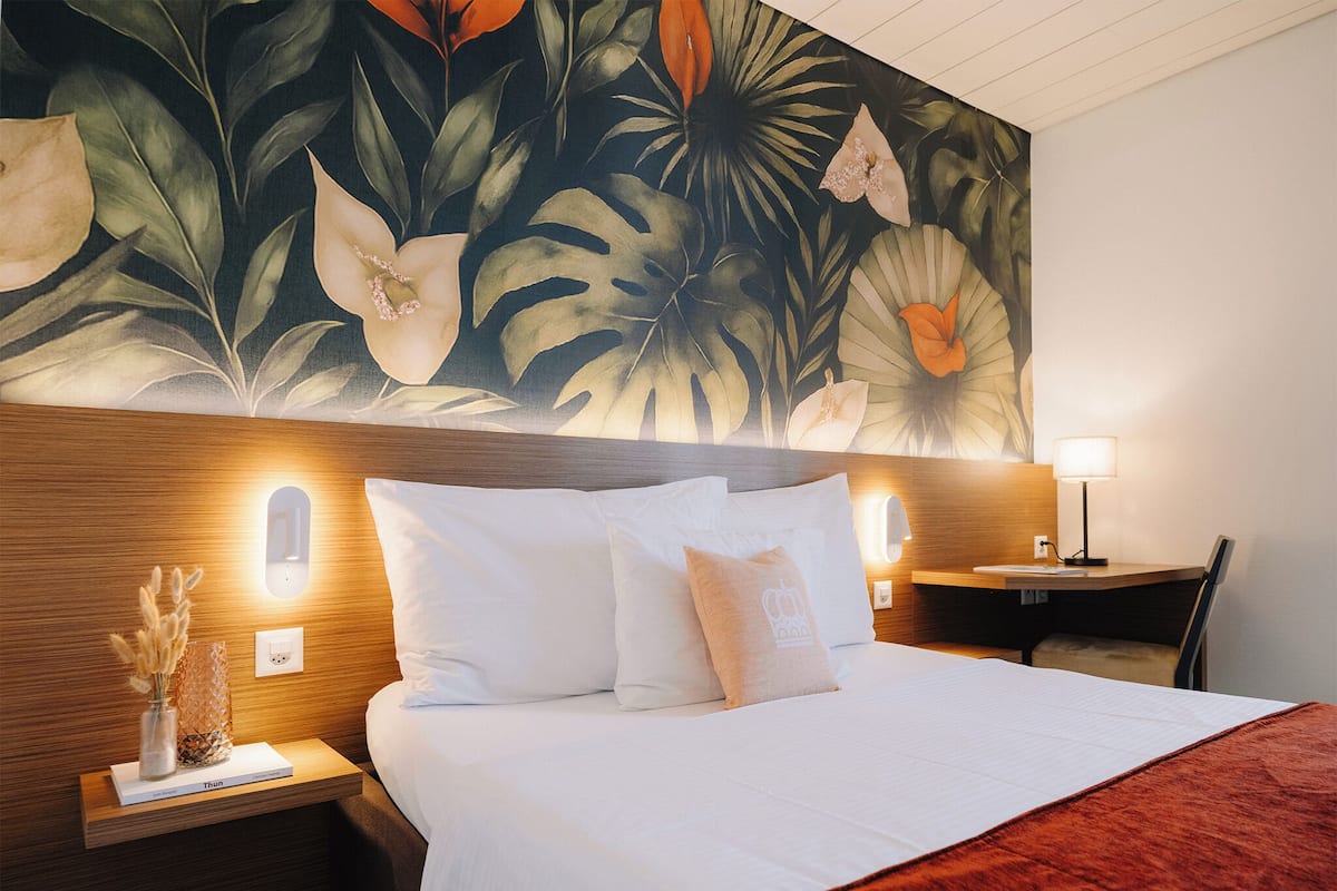 Hypo-allergenic bedding, in-room safe, desk, laptop workspace