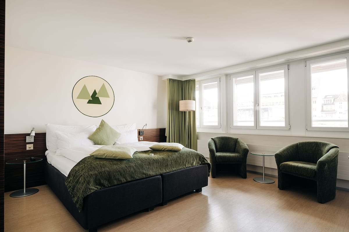 Classic Double Room | In-room safe, desk, iron/ironing board, free WiFi