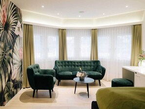 Hypo-allergenic bedding, in-room safe, desk, laptop workspace - Hotel Krone (Thun)