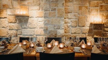 2 restaurantes; se sirven cenas y cocina china