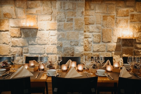 2 restaurantes, se sirve cena, cocina china