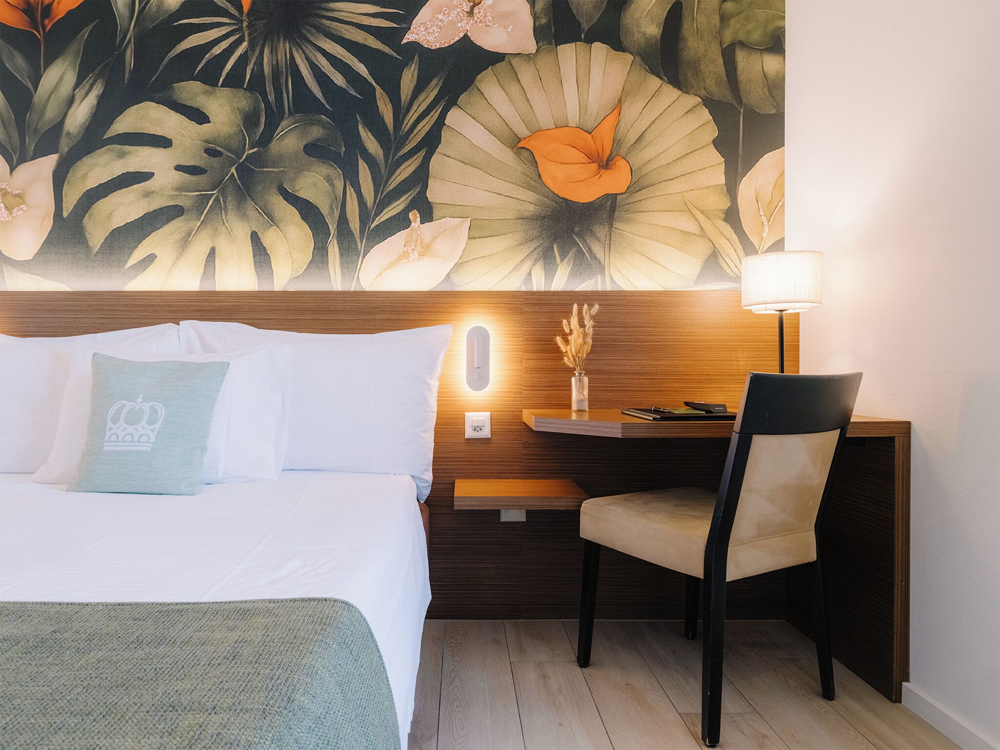 Literie hypoallergénique, coffres-forts dans les chambres, bureau