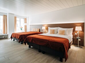 Quarto família (Family & Friends) | Cofres nos quartos, escrivaninha, ferros/tábuas de passar roupa