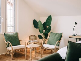 客房内保险箱、办公桌、熨斗/熨板、免费 WiFi