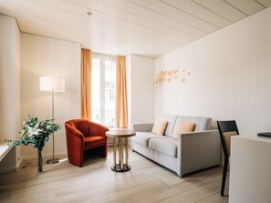 Junior-Suite | Wohnbereich | Flachbildfernseher