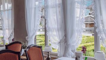 TĂ€gliches inbegriffenes FrĂŒhstĂŒcksbuffet