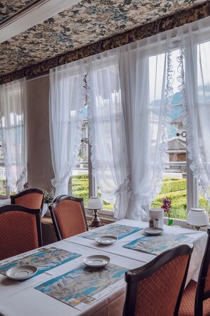Café da manhã com buffet grátis todos os dias