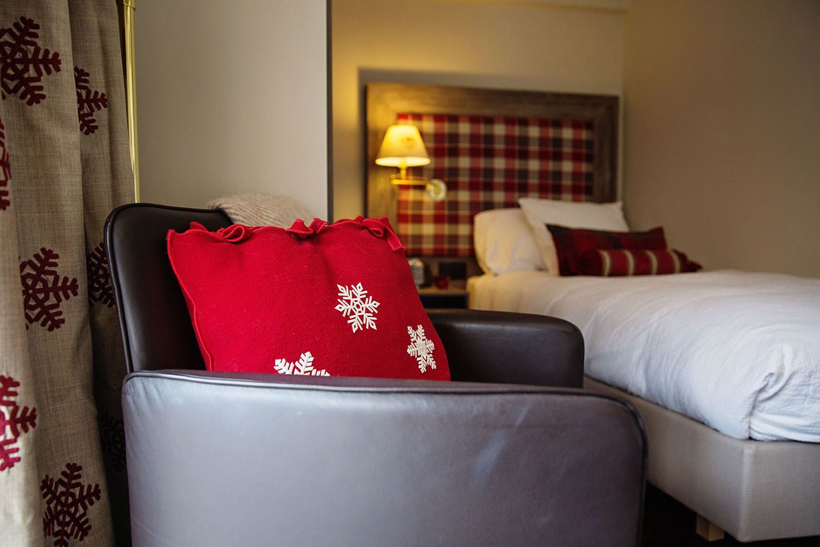 Een hotelkamer met een bed, een bureau en een stoel.