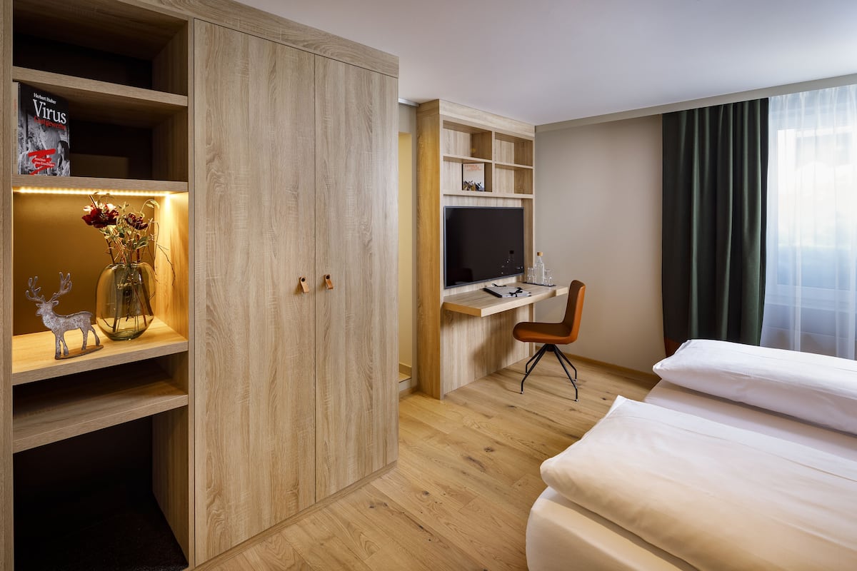 In-room safe, WiFi (free), bed sheets