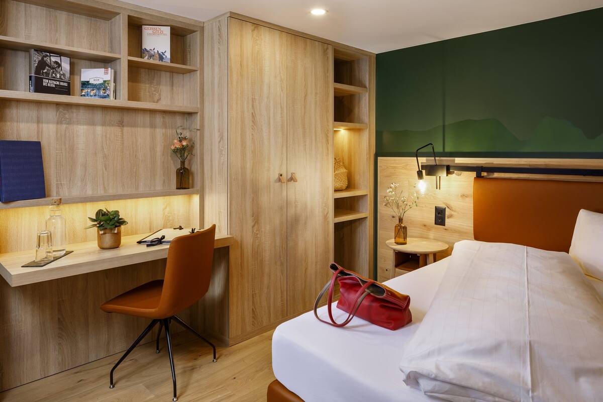 Superior Single Room | In-room safe, WiFi (free), bed sheets