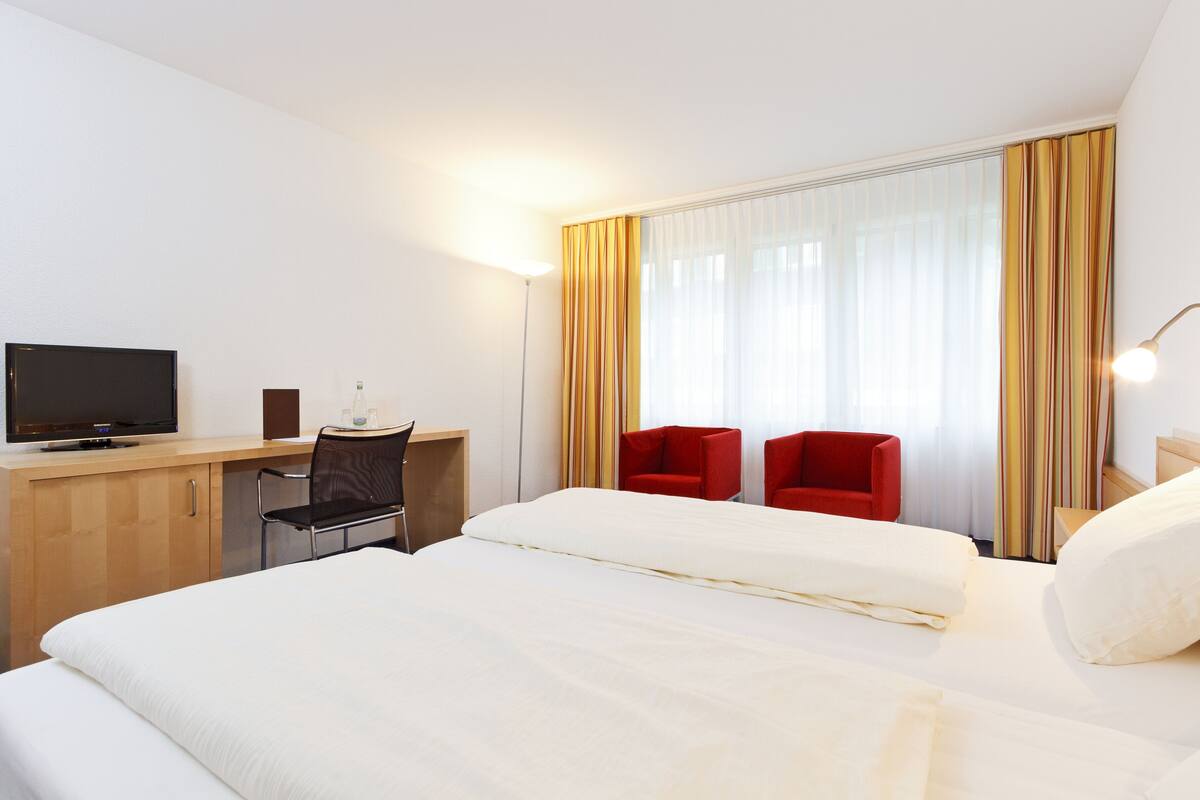 Classic Double Room, Park View | In-room safe, WiFi (free), bed sheets
