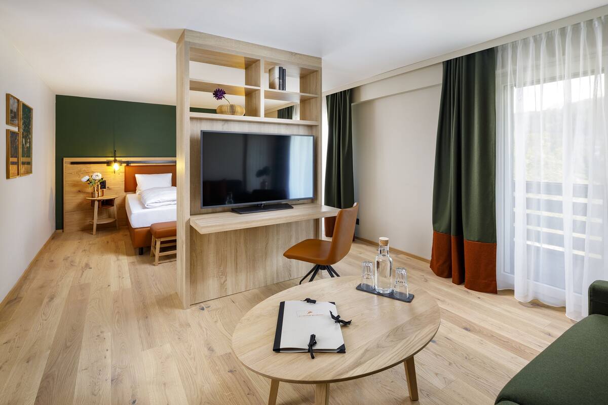 In-room safe, WiFi (free), bed sheets