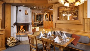 5 restaurants, breakfast, dinner served; international cuisine