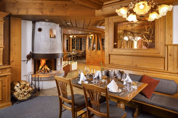 5 restaurants, breakfast, dinner served; international cuisine 