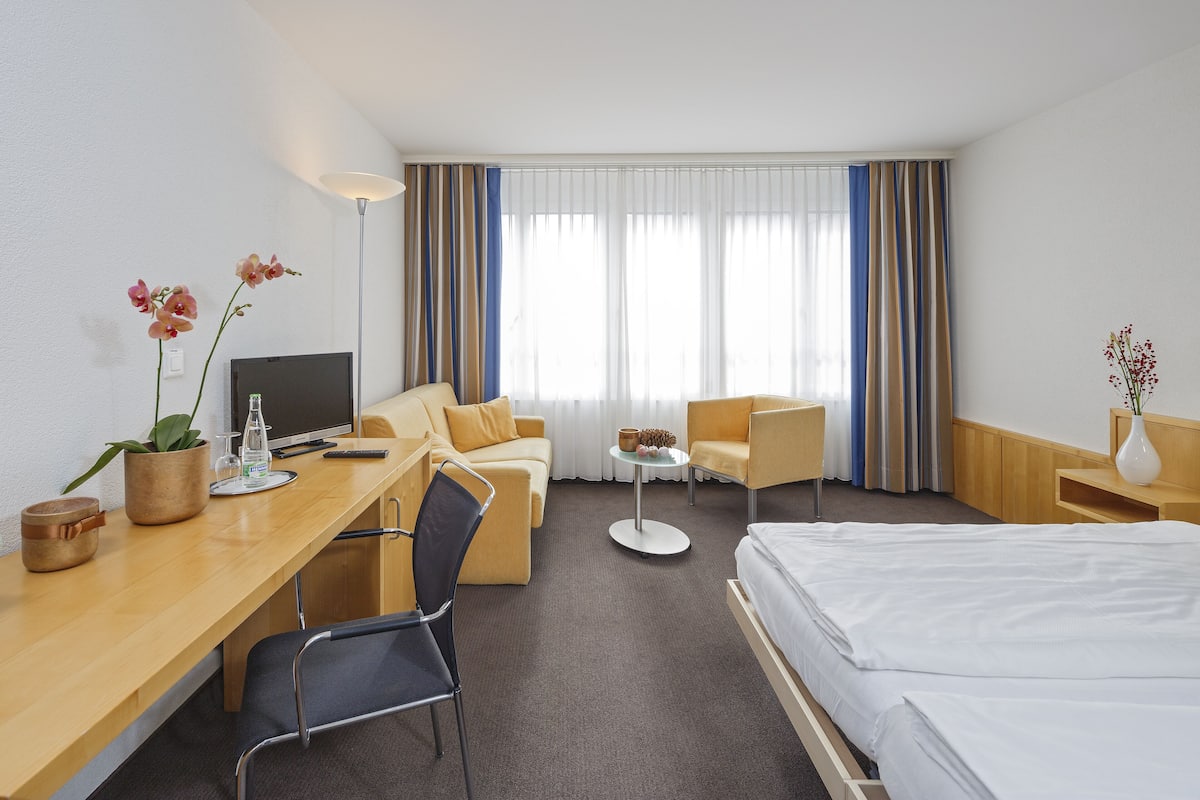 In-room safe, WiFi (free), bed sheets