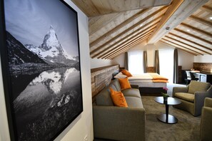 Junior Suite | Living room | Flat-screen TV