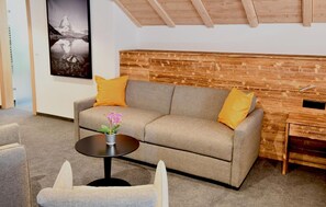 Junior Suite | Living room | Flat-screen TV - Hotel Elite Zermatt (Zermatt)