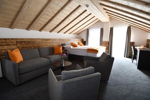 Junior-Suite | Wohnzimmer | Flachbildfernseher