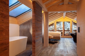 Panoramic Suite | Minibar, in-room safe, desk, soundproofing