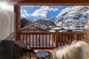 Design tweepersoonskamer, uitzicht op bergen | Een minibar, een kluis op de kamer, een bureau, geluiddichte muren