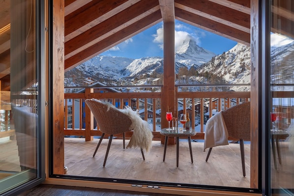 全景套房 | 迷你吧、房內夾萬、書桌、隔音