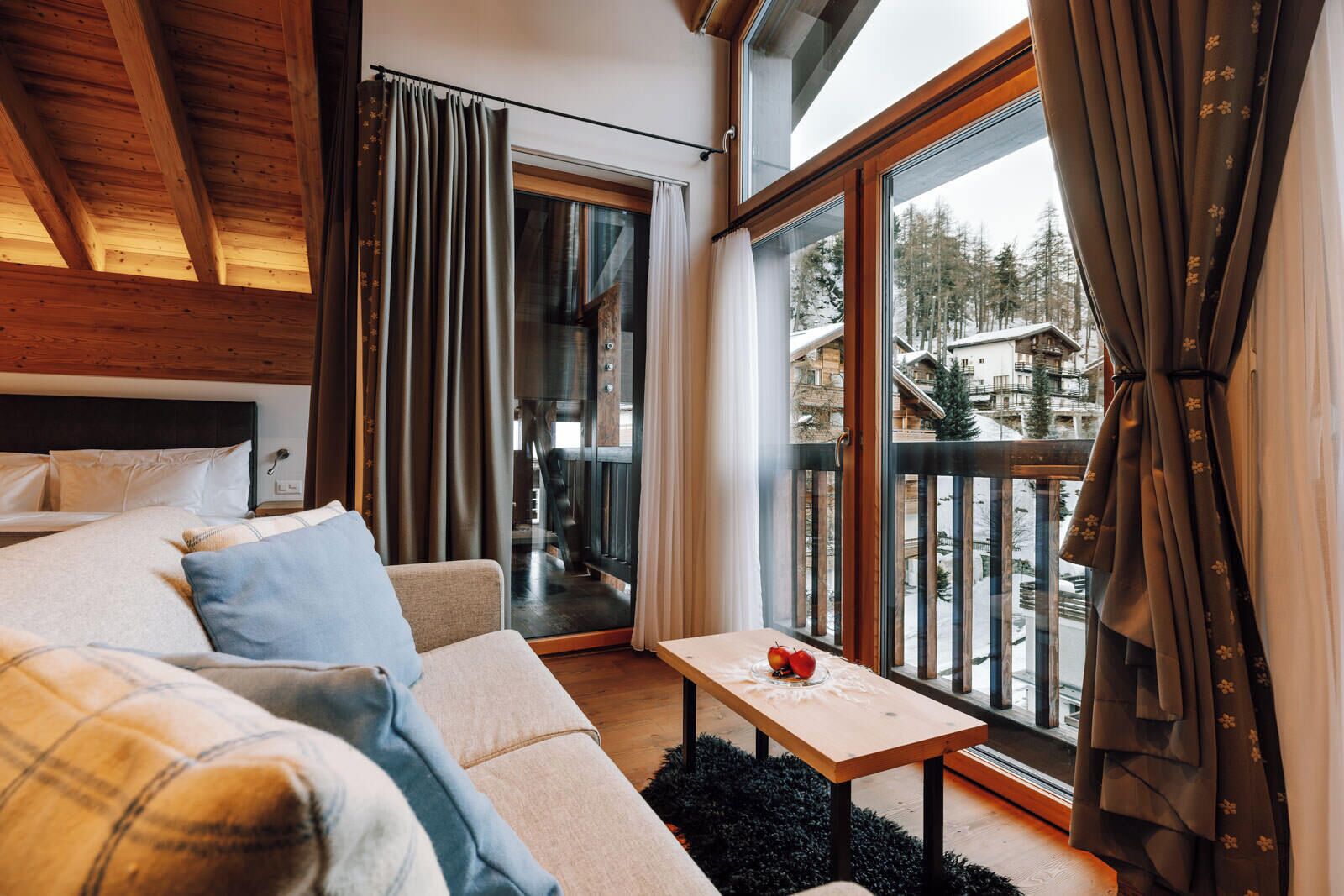 スーペリア ダブルルーム ダブルベッド 1 台 マウンテンビュー | リビング エリア | 薄型テレビ