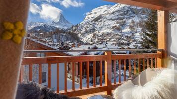 Design Double Room, Mountain View | Minibar, in-room safe, desk, soundproofing