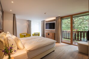 時尚雙人房 | 迷你吧、房內夾萬、書桌、隔音