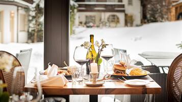 2 restaurants; breakfast, lunch, dinner, and brunch served